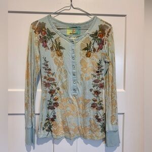 Butterfly dropout Light Blue Floral Button-Front Long Sleeve Tee. Size Small